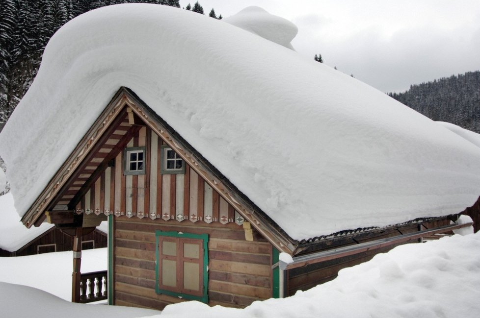 Takovéto množství sněhu může vaši střechu zničit. 