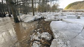 Díky tajícímu sněhu a ledovým krám hrozí na řadě míst v České republice povodně
