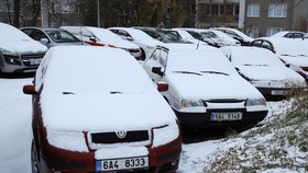 Silnice po celé republice dnes komplikovalo zimní počasí. Přes noc napadl sníh a vozovky jsou zledovatělé.