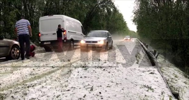 Sníh, kroupy a zima - takhle vypadalo jinak tropické úterý v obci Látky.