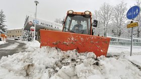 Namrzlé chodníky, sněhové závěje a klouzající vozovky momentálně trápí řadu obcí v České republice