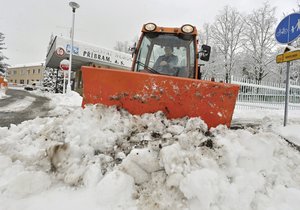 Namrzlé chodníky, sněhové závěje a klouzající vozovky momentálně trápí řadu obcí v České republice