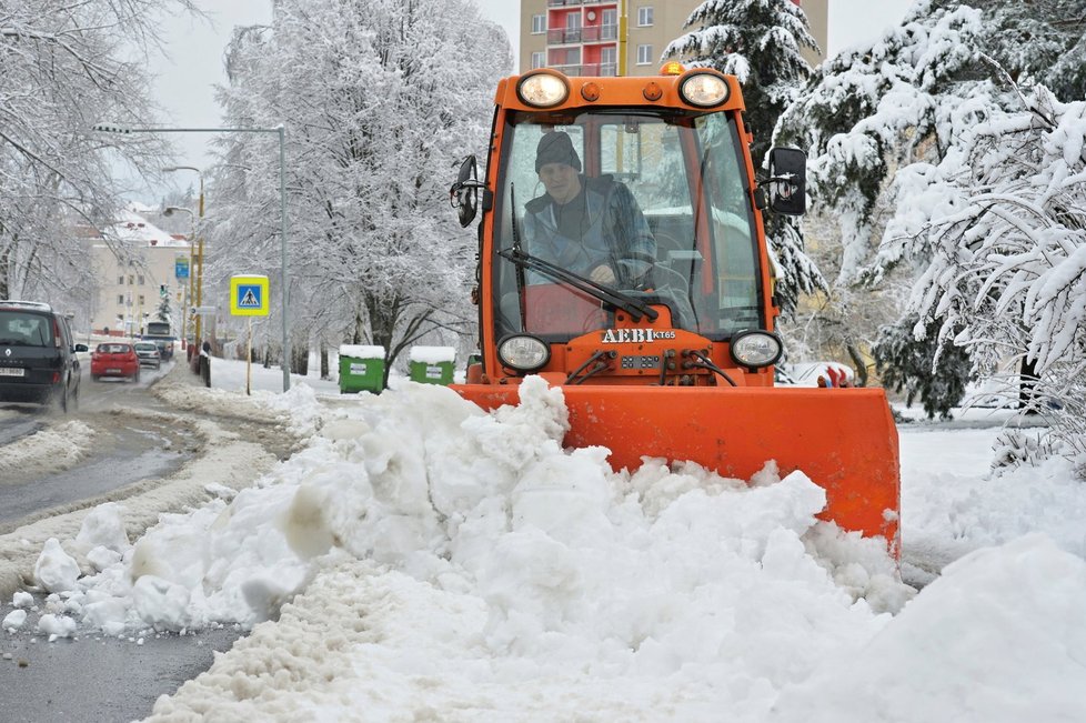 Namrzlé chodníky, sněhové závěje a klouzající vozovky