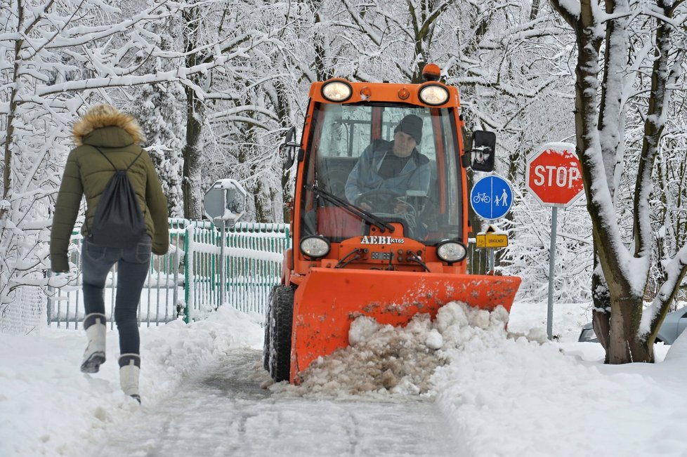 Namrzlé chodníky, sněhové závěje a klouzající vozovky