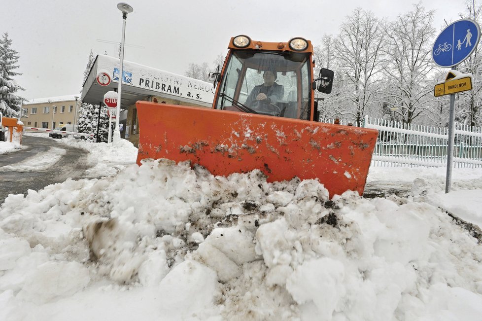 Namrzlé chodníky, sněhové závěje a klouzající vozovky