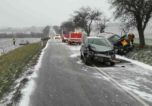 Napadlý sníh může komplikovat situaci řidičům, sledujte radar Blesku (archivní foto)