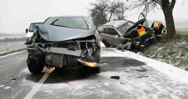 Sněhová nadílka kombinovaná s náledím zaskočila dopoledne také čtveřici řidičů u Jinačovic na Brněnsku.