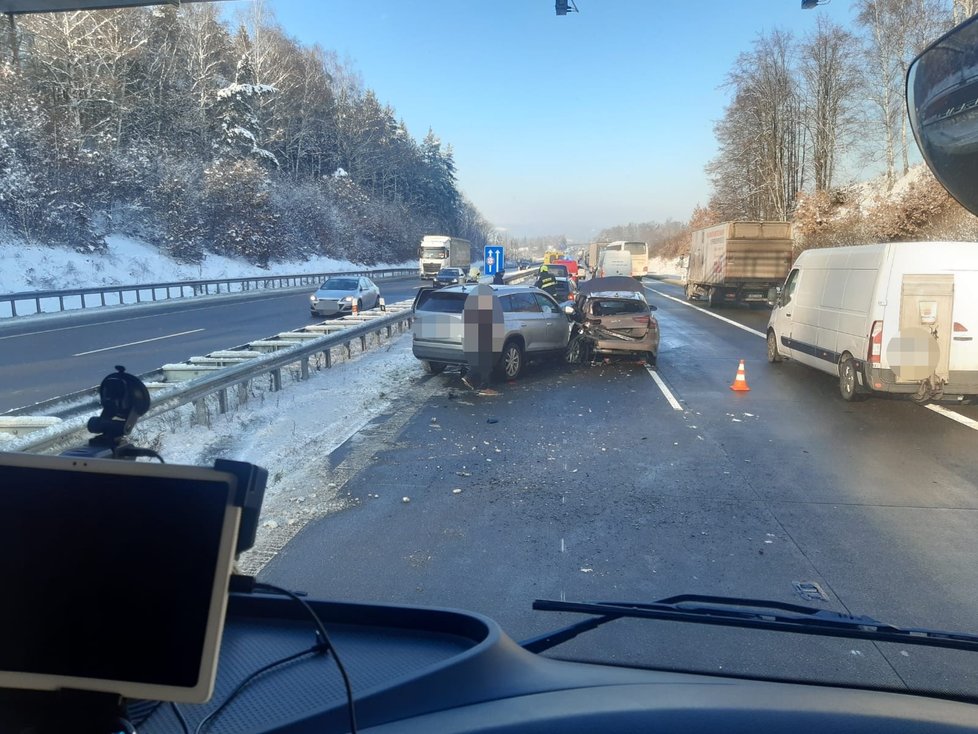 Nehoda na dálnici D1 u Senohrab (15. 12. 2022)