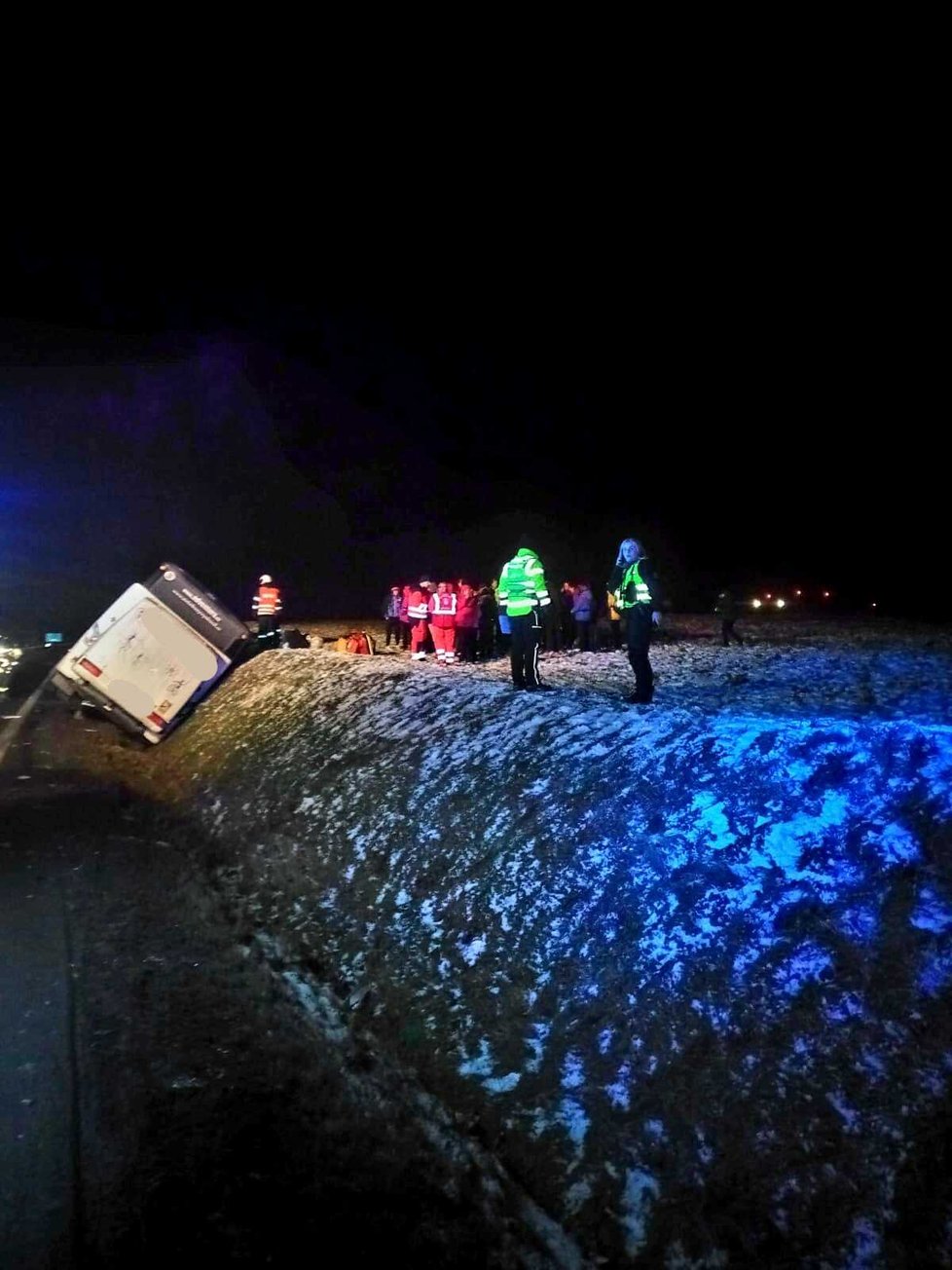 Nehoda autobusu a osobního auta v Plané. (15. 12. 2022)