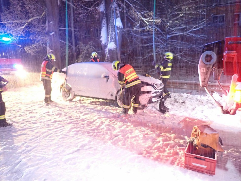 Automobil v Radiboři skončil na svodidlech (16. 12. 2022)