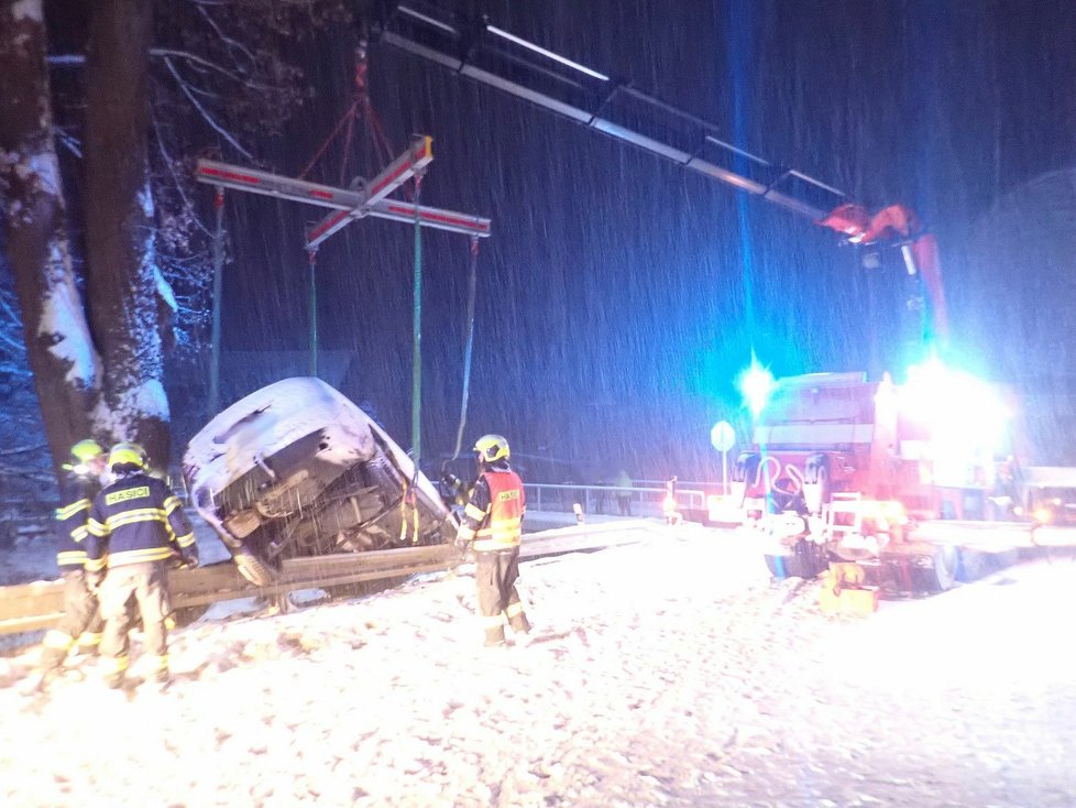 Automobil v Radiboři skončil na svodidlech (16. 12. 2022)