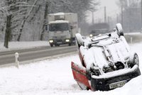 Počasí opět řádí! Ledovka, sníh a vítr komplikují dopravu, hrozí i povodně