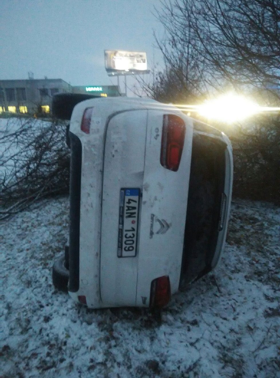 Řidič nezvládl řízení na dálnici D10 (Praha - Východ)