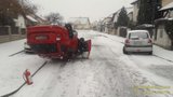 Převrácená auta i zapadlý kamion: Řidiče na západě Čech trápí sníh