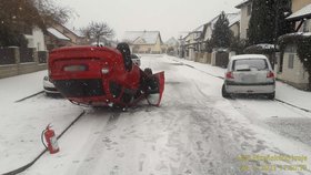 V Přešticích skončilo auto po smyku na střeše.