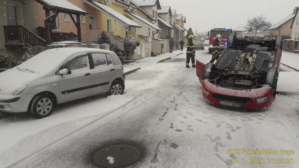 V Přešticích skončilo auto po smyku na střeše.