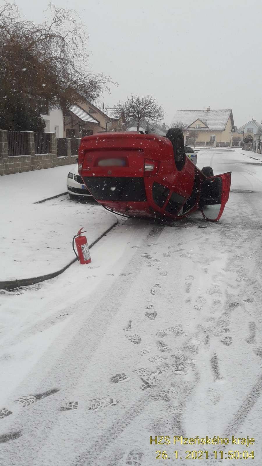 V Přešticích skončilo auto po smyku na střeše.