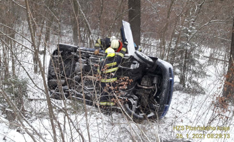 U obce Srby vylétlo auto mimo silnici.