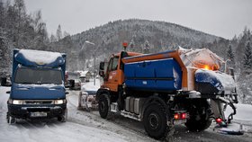 Silničáři nestíhali protahovat ani sypat