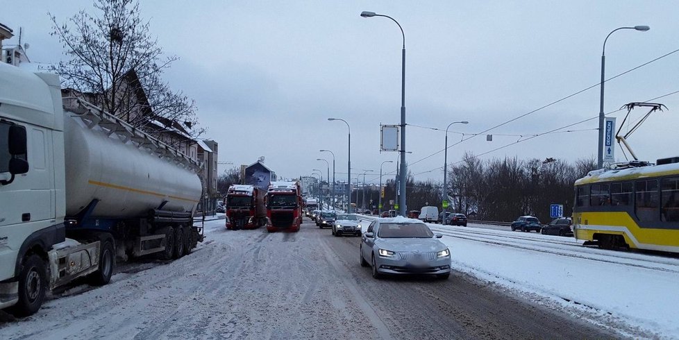 Uvízlé kamióny v kopci na Karlovarské třídě ve směru z centra do čtvrti Lochotín.