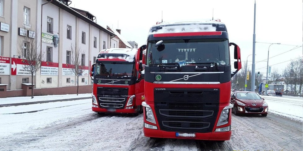 Uvízlé kamióny v kopci na Karlovarské třídě ve směru z centra do čtvrti Lochotín.