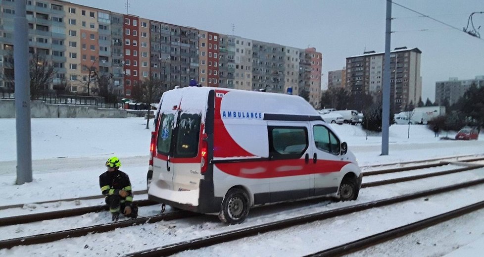 Při objíždění kolony zapadla v kolejích sanitka.