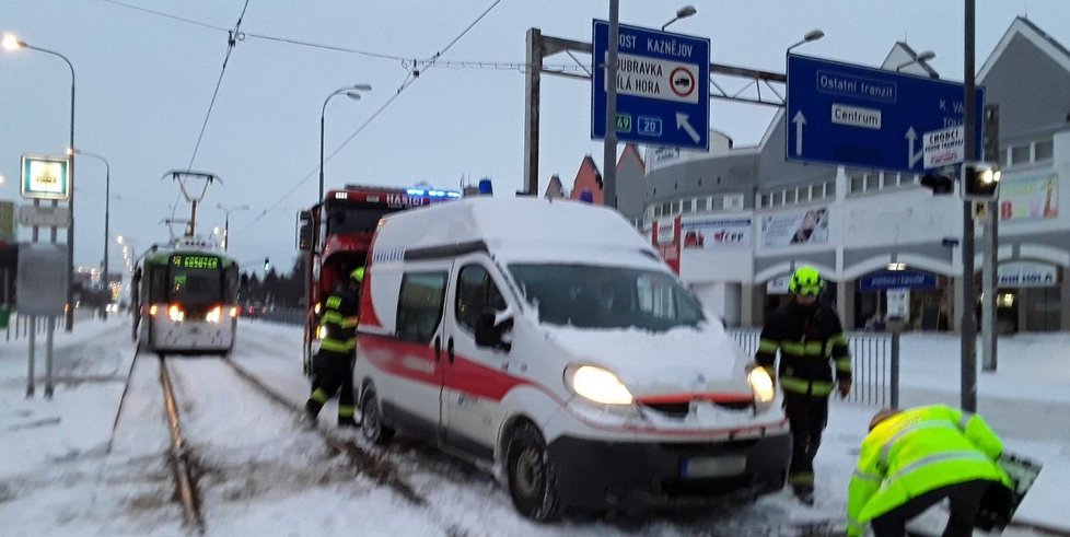 Při objíždění kolony zapadla v kolejích sanitka.