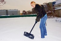 Odklizením sněhu z chodníku nazvedáte 672 kilo!