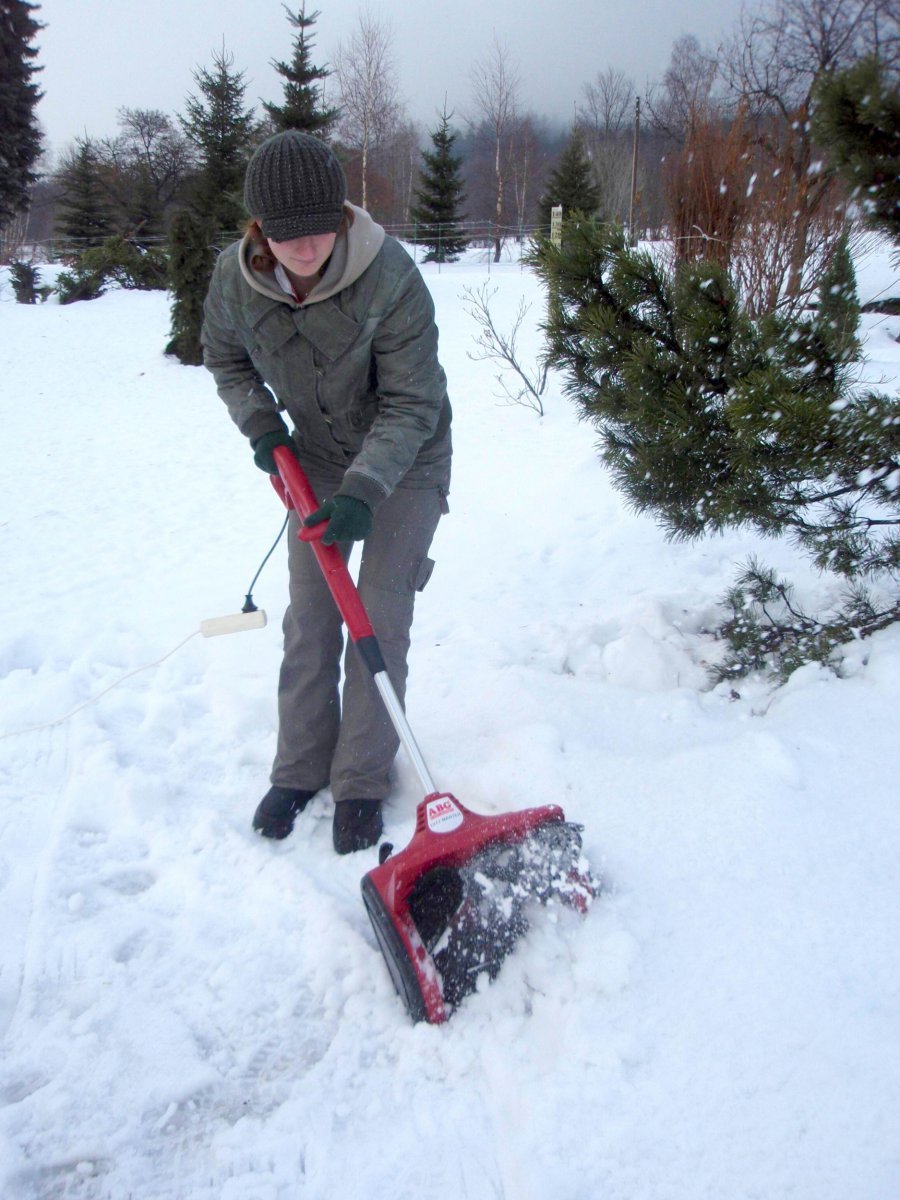 Odklízení sněhu k zimě patří. Člověk to ale musí dělat s adekvátní výbavou (ilustrační foto).