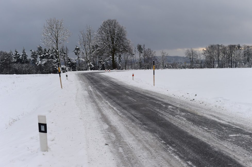 Krajina pokrytá čerstvým sněhem v okolí Domašova nad Bystřicí na Olomoucku (13. 1. 2021)