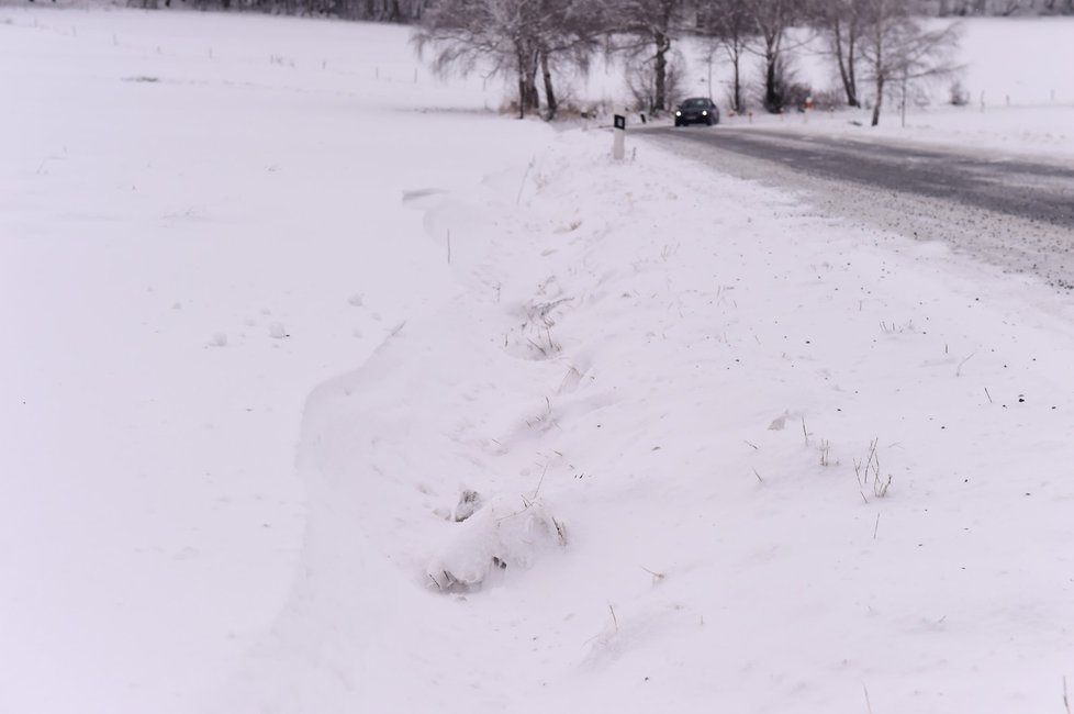 Automobil projíždí zasněženou krajinou v okolí Domašova nad Bystřicí na Olomoucku (13. 1. 2021)