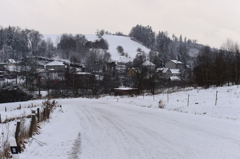 Silnice pokrytá čerstvým sněhem v Domašově nad Bystřicí na Olomoucku (13. 1. 2021)