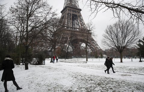 Báli se kalamity, napadlo 5 centimetrů. Kvůli sněhu zavřeli v Paříži i Eiffelovku