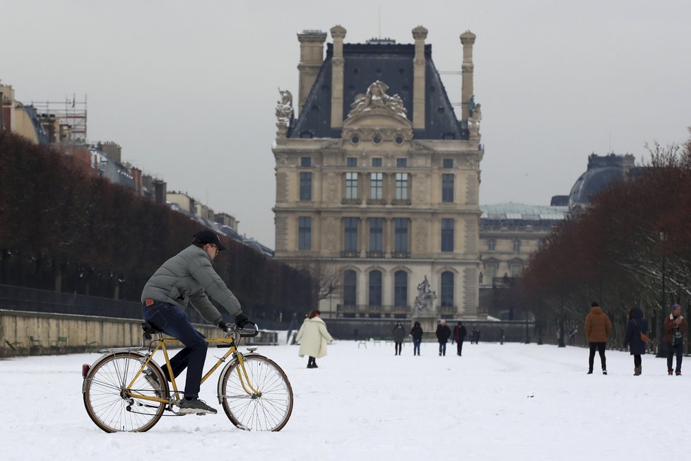 „Ladovská zima&#34; v Paříži: Na obávanou kalamitu nedošlo, napadlo 5 cm sněhu (22. 1. 2019)