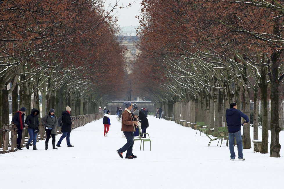 „Ladovská zima&#34; v Paříži: Na obávanou kalamitu nedošlo, napadlo 5 cm sněhu (22. 1. 2019)