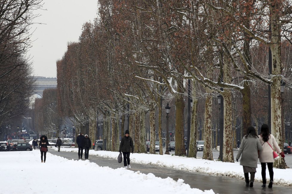 „Ladovská zima&#34; v Paříži: Na obávanou kalamitu nedošlo, napadlo 5 cm sněhu (22. 1. 2019)