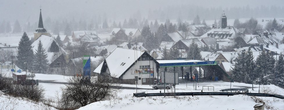 Silné sněžení komplikuje dopravu na mnoha místech v Česku, takhle vypadalo úterý na Božím Daru v Karlovarském kraji