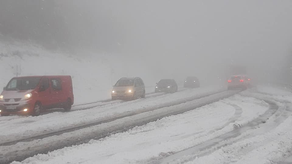 Červenohorské sedlo bylo v pondělí zablokováno kvůli ledovce a sněhu (12.10.2020)