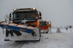 Sníh v Česku: Silničáři v Jihočeském kraji odstraňovali od ranních hodin sníh z vozovek. V terénu mají přibližně 170 vozů. Na snímku jsou u Slunečné nedaleko Volar na Prachaticku (9. 12. 2021).