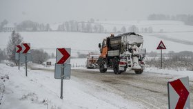 Sníh v Česku: Silničáři v Jihočeském kraji odstraňovali od ranních hodin sníh z vozovek. V terénu mají přibližně 170 vozů. Na snímku jsou u Slunečné nedaleko Volar na Prachaticku (9. 12. 2021).