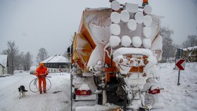 Sníh v Česku: Silničáři v Jihočeském kraji odstraňovali od ranních hodin sníh z vozovek. V terénu mají přibližně 170 vozů. Na snímku jsou u Slunečné nedaleko Volar na Prachaticku (9. 12. 2021).