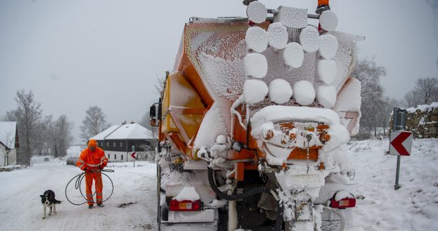 Sníh v Česku: Silničáři v Jihočeském kraji odstraňovali od ranních hodin sníh z vozovek. V terénu mají přibližně 170 vozů.  Na snímku jsou u Slunečné nedaleko Volar na Prachaticku (9. 12. 2021)