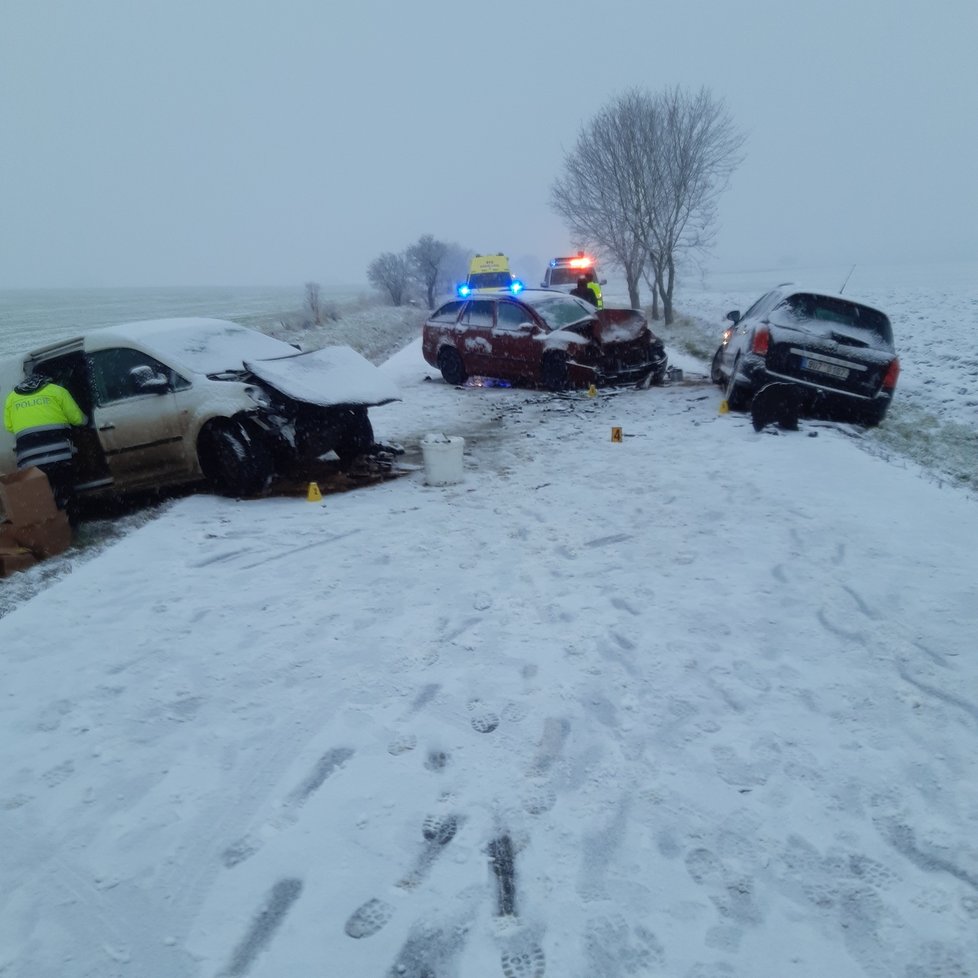 Sníh v Česku: Hasiči zasahovali u dopravní nehody čtyř osobních aut u Jimlína na Lounsku v Ústeckém kraji (9. 12. 2021)
