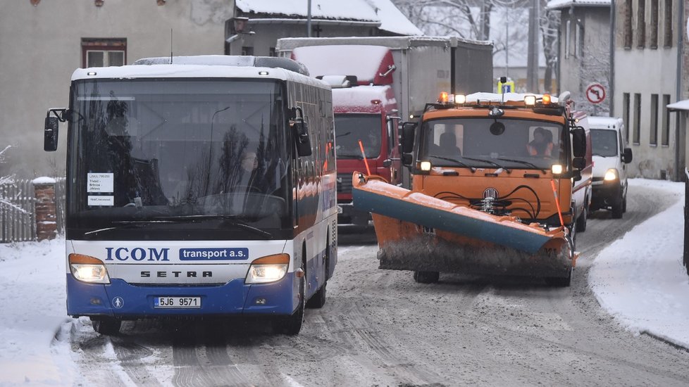 Sníh v Česku: Sněžení zkomplikovalo ráno dopravu na silnici mezi Jihlavou a Třebíčí, která byla dočasně uzavřená (Brtnice, Kraj Vysočina; 9. 12. 2021).