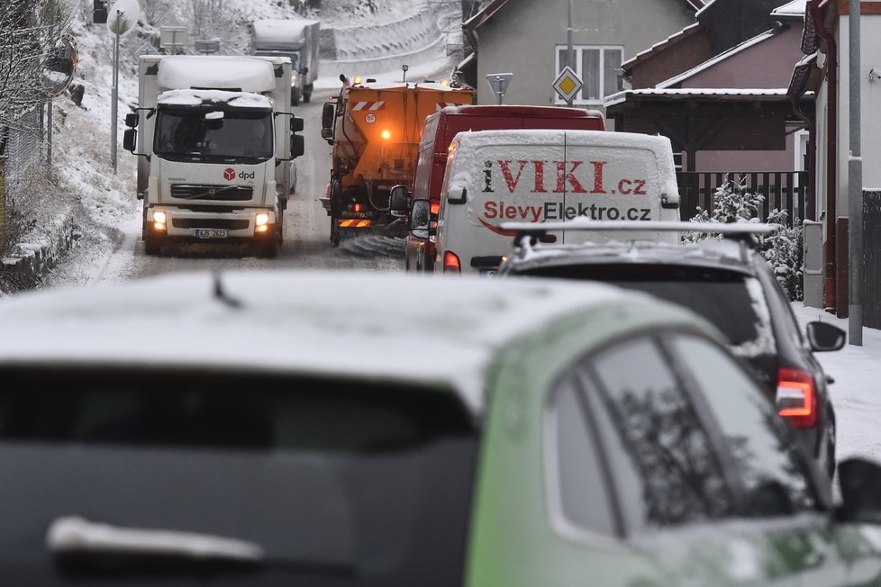 Sníh v Česku: Sněžení zkomplikovalo ráno dopravu na silnici mezi Jihlavou a Třebíčí, která byla dočasně uzavřená (Brtnice, Kraj Vysočina) (9.12.2021)