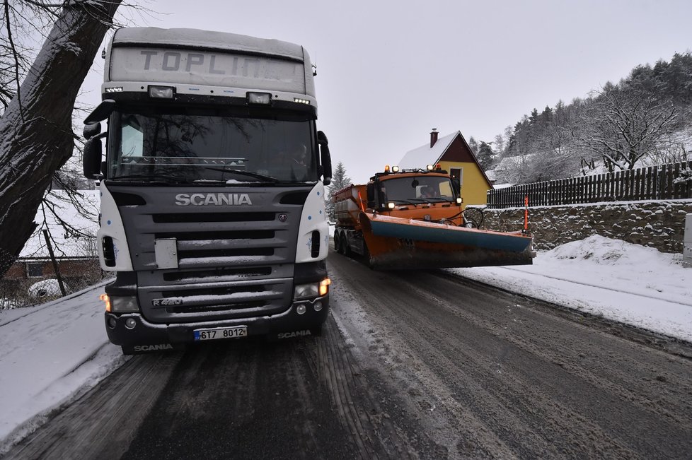 Sníh v Česku: Sněžení zkomplikovalo ráno dopravu na silnici mezi Jihlavou a Třebíčí, která byla dočasně uzavřená (Brtnice, Kraj Vysočina) (9.12.2021)