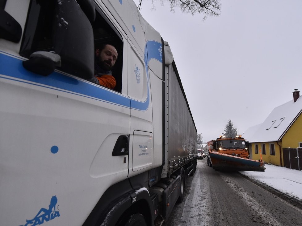 Sníh v Česku: Sněžení zkomplikovalo ráno dopravu na silnici mezi Jihlavou a Třebíčí, která byla dočasně uzavřená (Brtnice, Kraj Vysočina; 9. 12. 2021).