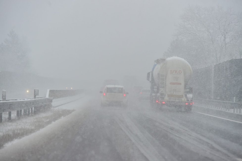 Sníh v Česku: Husté sněžení od rána i v Ústeckém kraji. Na snímku je dálnice D8 u Trmic ve směru na Prahu (9. 12. 2021)