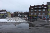 Chumelenice a teď „potopa“: Český Těšín trápí rozmary počasí, tuny sněhu odváželi za město