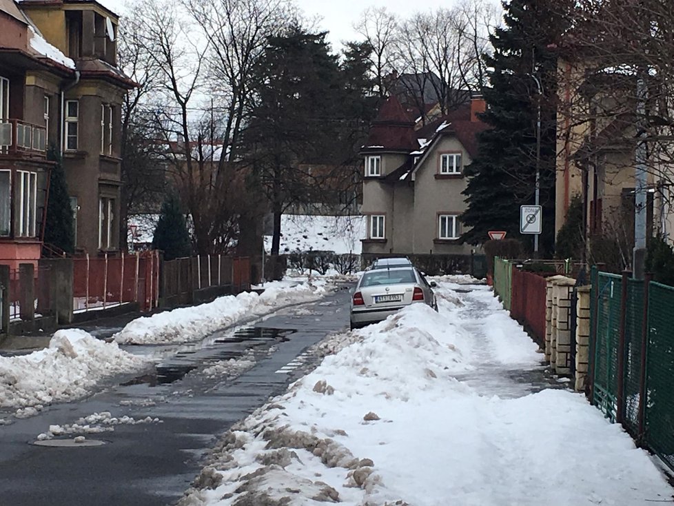 Český Těšín zavalily kupy sněhu, nešlo ani zaparkovat.